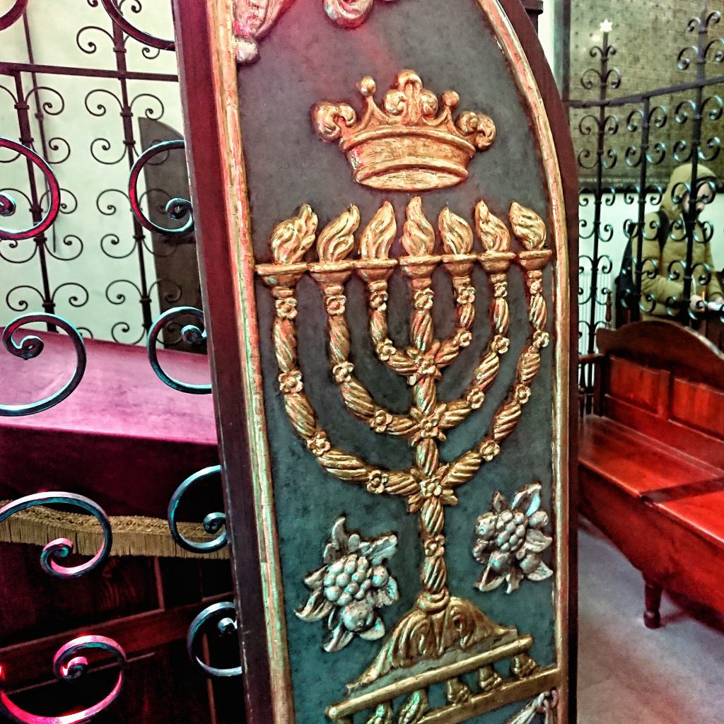 Wizerunek Menory z krakowskiej synagogi